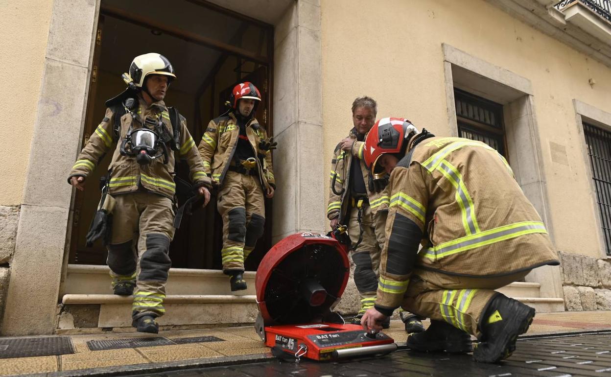 Los Bomberos de Valladolid airean el portal del número 3 de la calle Prado ante un posible escape de gas.