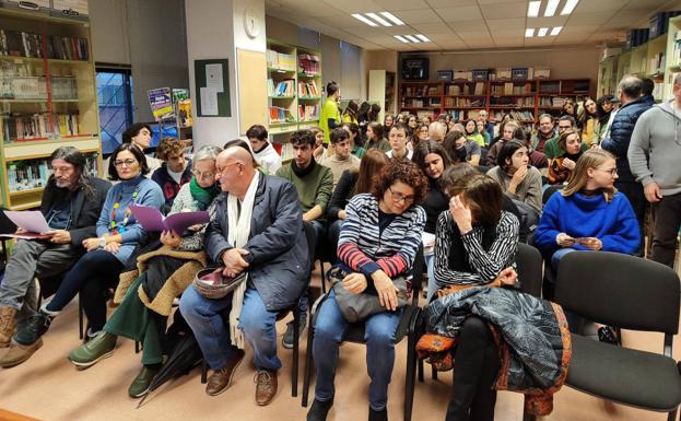 Familiares y amigos de Teresa Rodríguez, en el instituto Condesa Eylo.