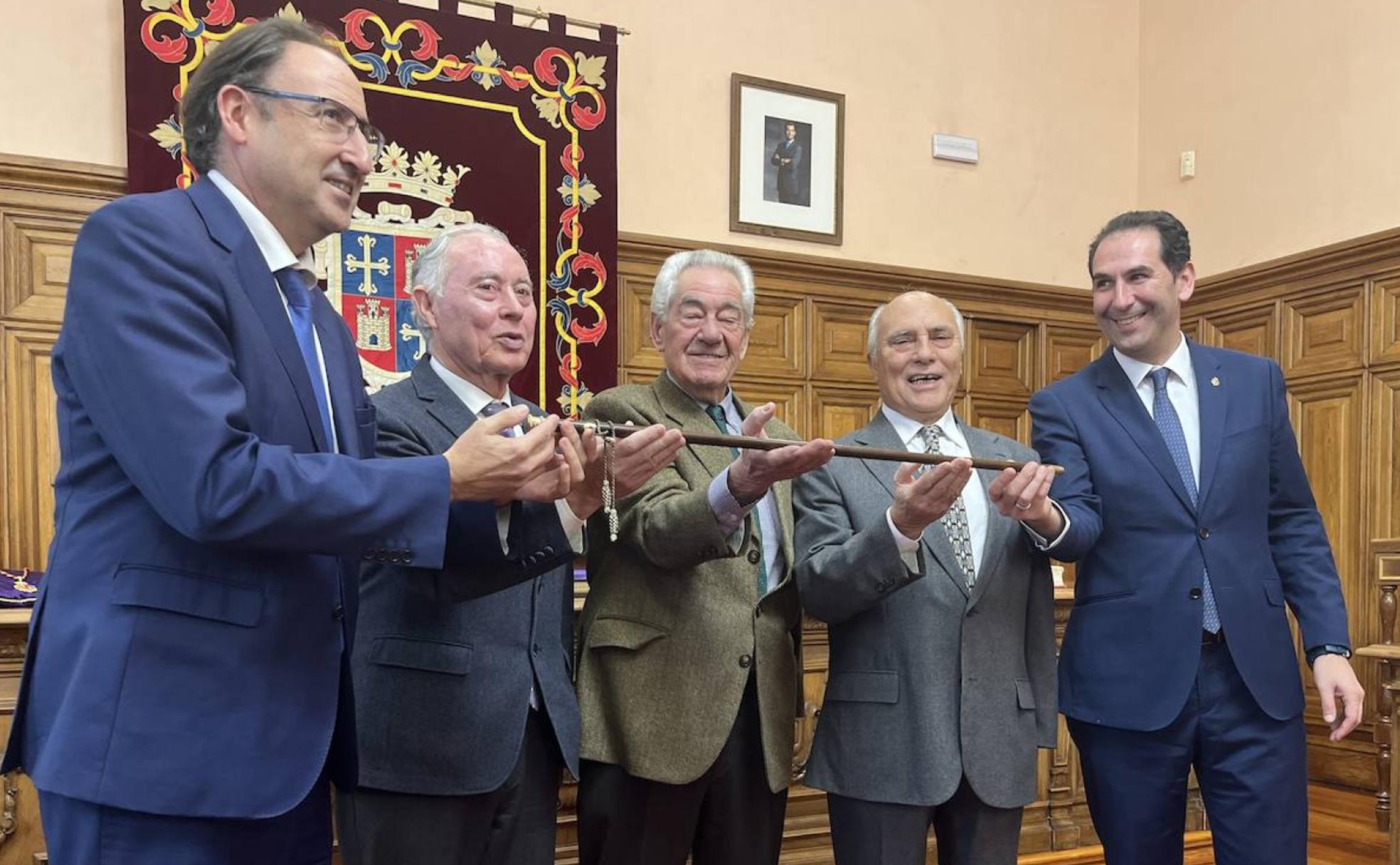 Polanco, Gallego, Jambrina, De Manuel y Simón, con el bastón de alcalde, en el salón de plenos.