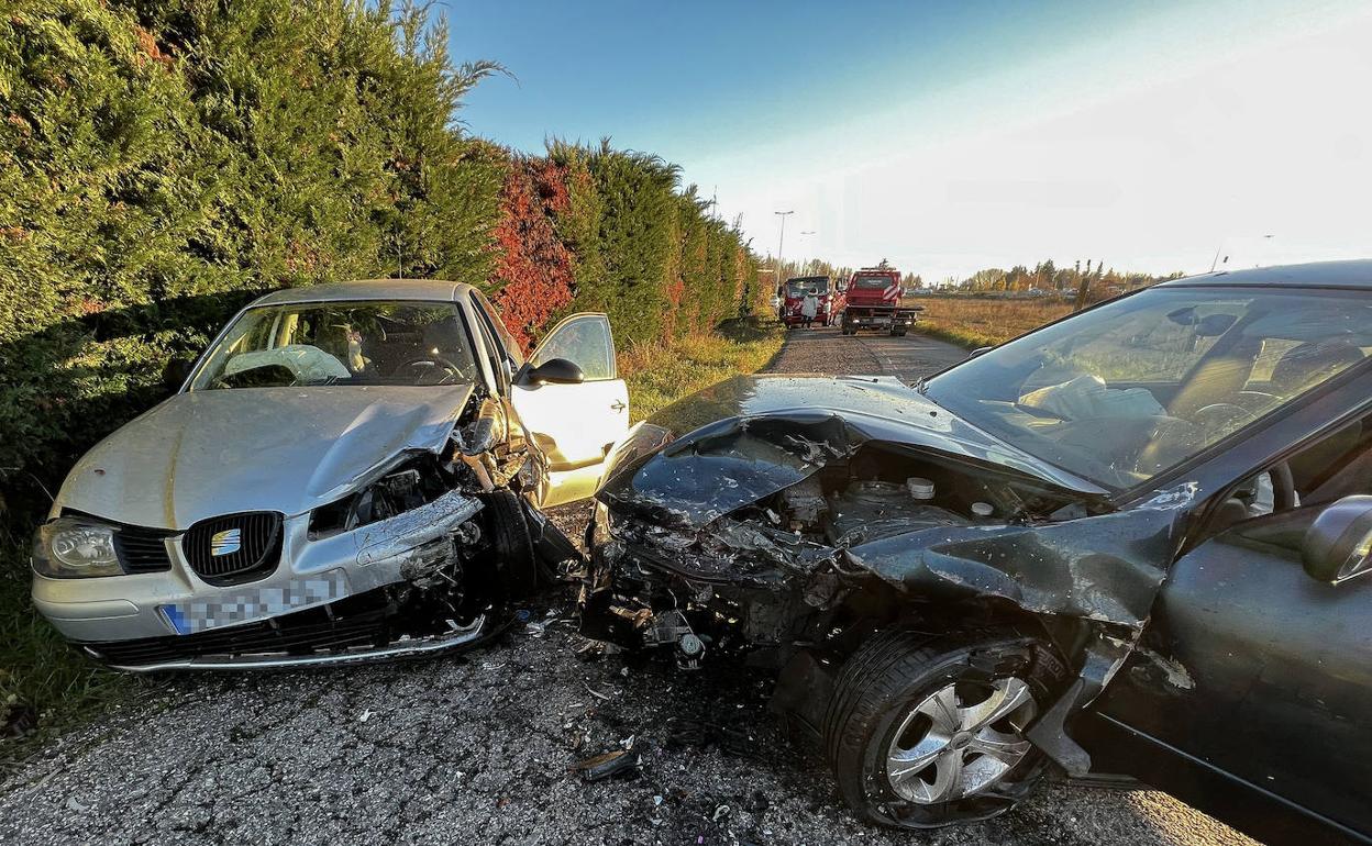 Vehículos tras un accidente en la carretera del Vago de Villaobispo de las Regueras (León) el pasado 1 de diciembre. 