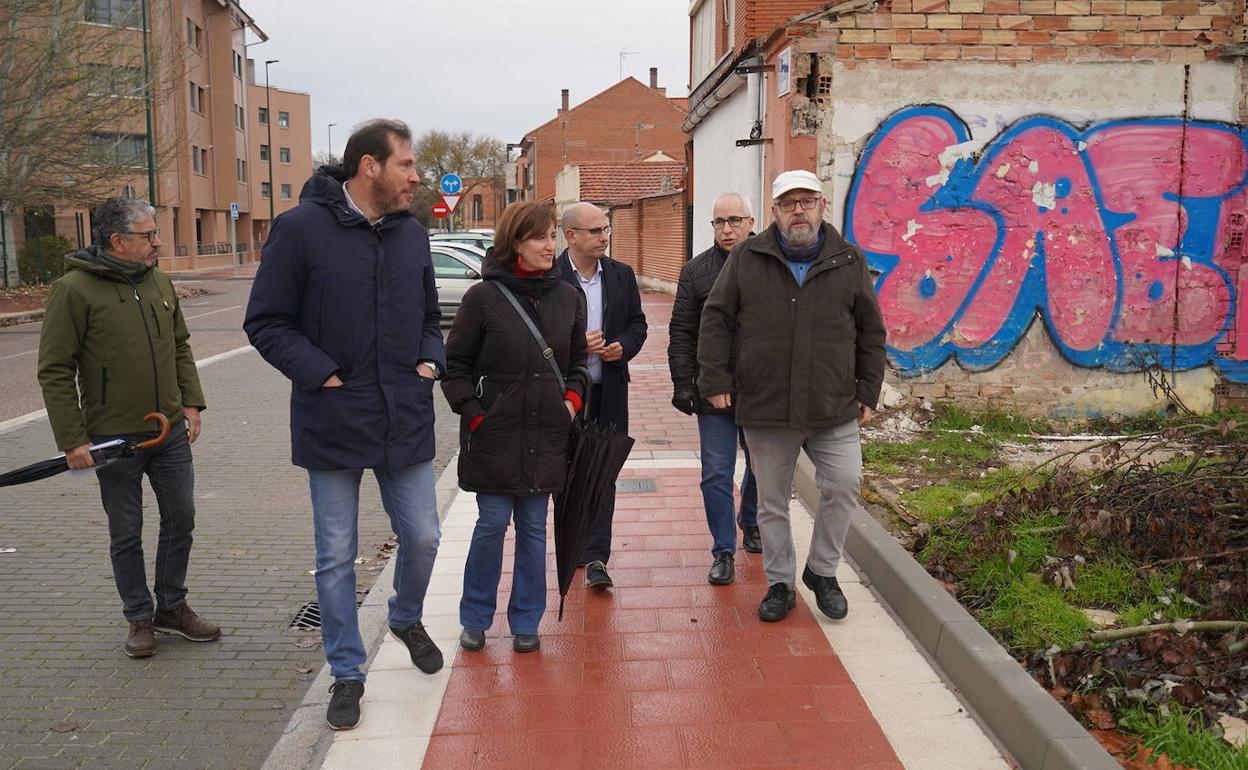 Óscar Puente, junto a los concejales María Sánchez y Luis Vélez, acompañados por representantes vecinales visitan las obrsa de reurbanización de las calles Olimpo, Zeus y Poseidón, junto al barrio de Paula López. 