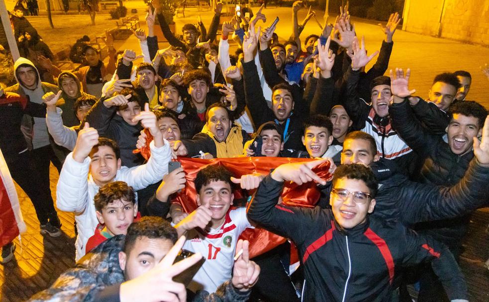 Seguidores de la selección marroquí desbordan su alegría en la plaza Lola Herrera.