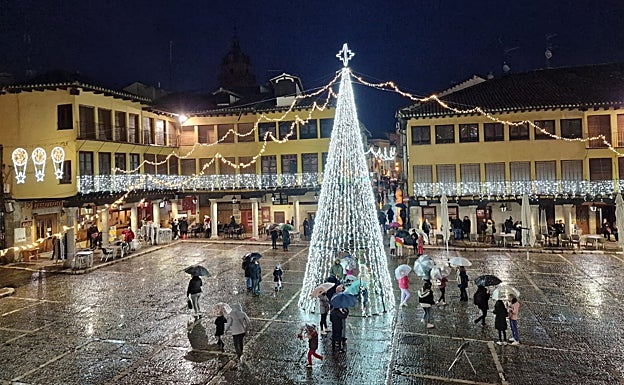 Las luces navideñas inundan de color la villa del Tratado 