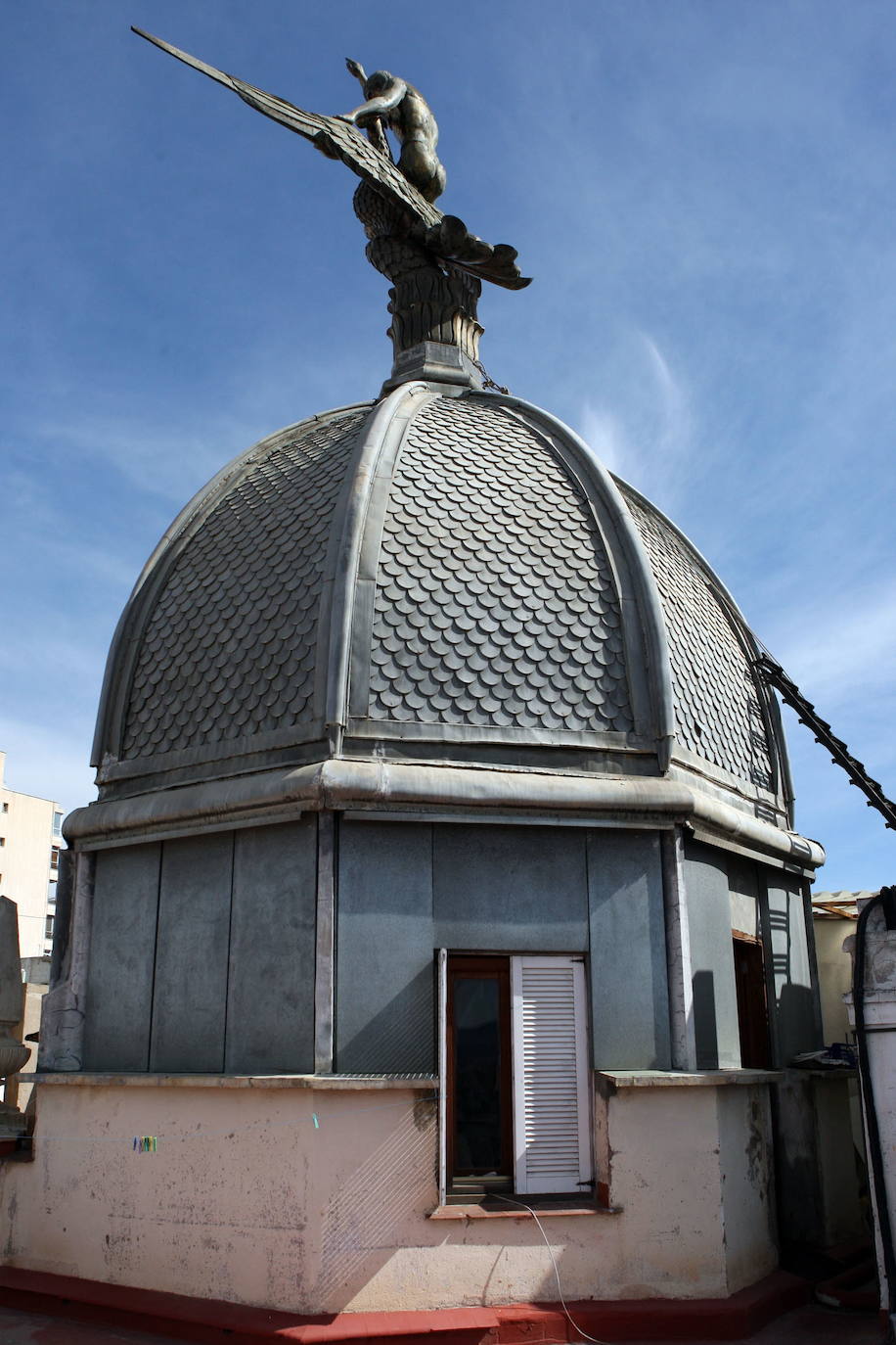 Imagen secundaria 2 - Arriba, el edificio Metrópolis de Madrid. A la izquierda, el de La Unión y el Fénix de Valladolid. A la izquierda, detalle de la cúpula de la que fuera sede de la aseguradora en Murcia, construido en 1933.