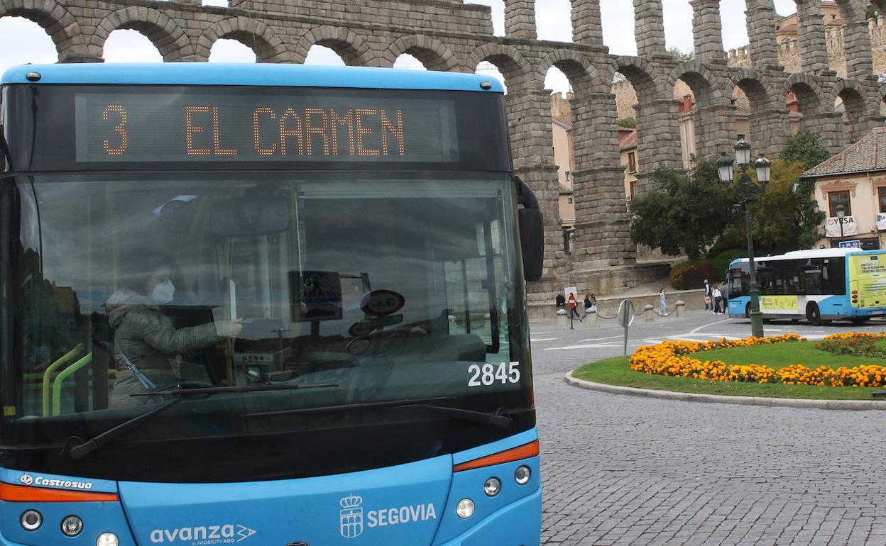 Un autobús del servicio de transporte público, en la plaza de Artillería.