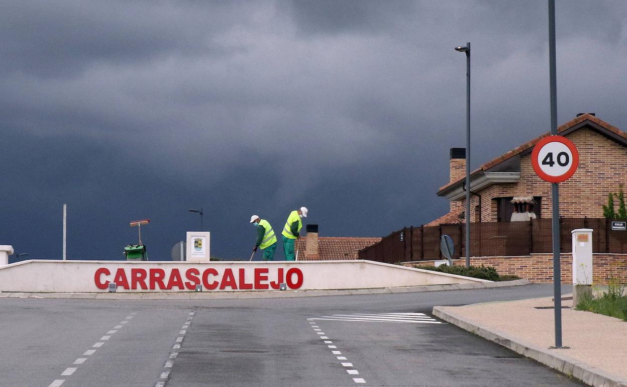 Operarios trabajan en acondicionar la entrada al núcleo de Carrascalejo, en el corredor de la carretera de La Granja, perteneciente a Palazuelos. 