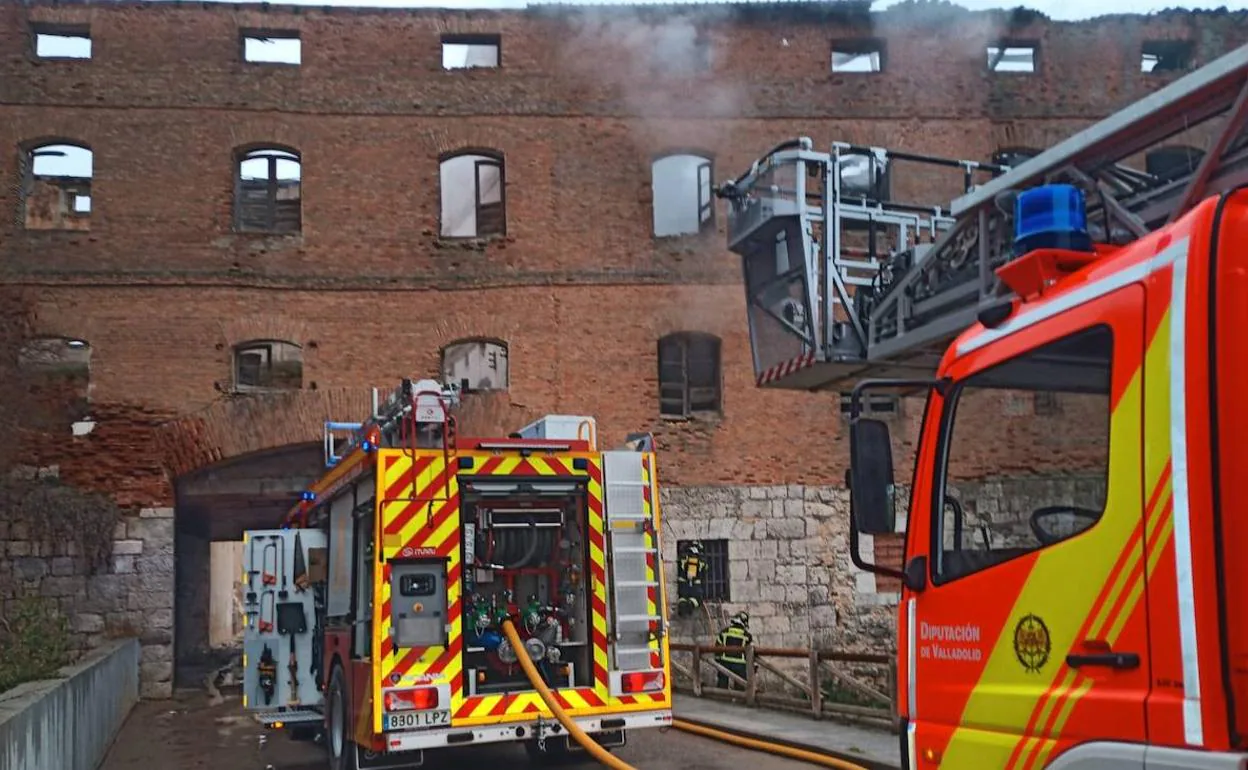 Vehículos de los Bomberos de la Provincia ante las ruinas de la harinera de Simancas. 