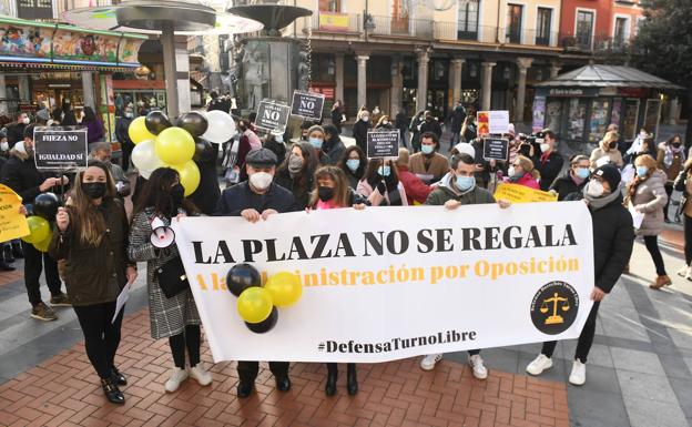 Funcionarios y opositores planean abrir la vía judicial para tumbar la ley de interinos