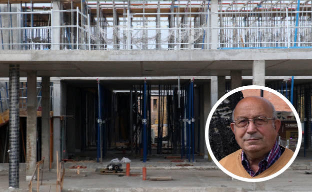 Obras del centro de salud de Nueva Segovia; en pequeño, Francisco Fernández, presidente de la asociación de vecinos.