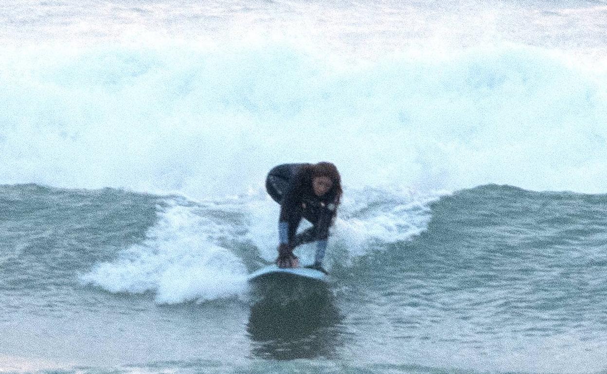 Shakira practicando surf. 