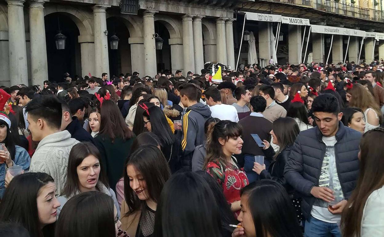 Cientos de personas, durante la celebración de una Tardebuena en el centro de Segovia.