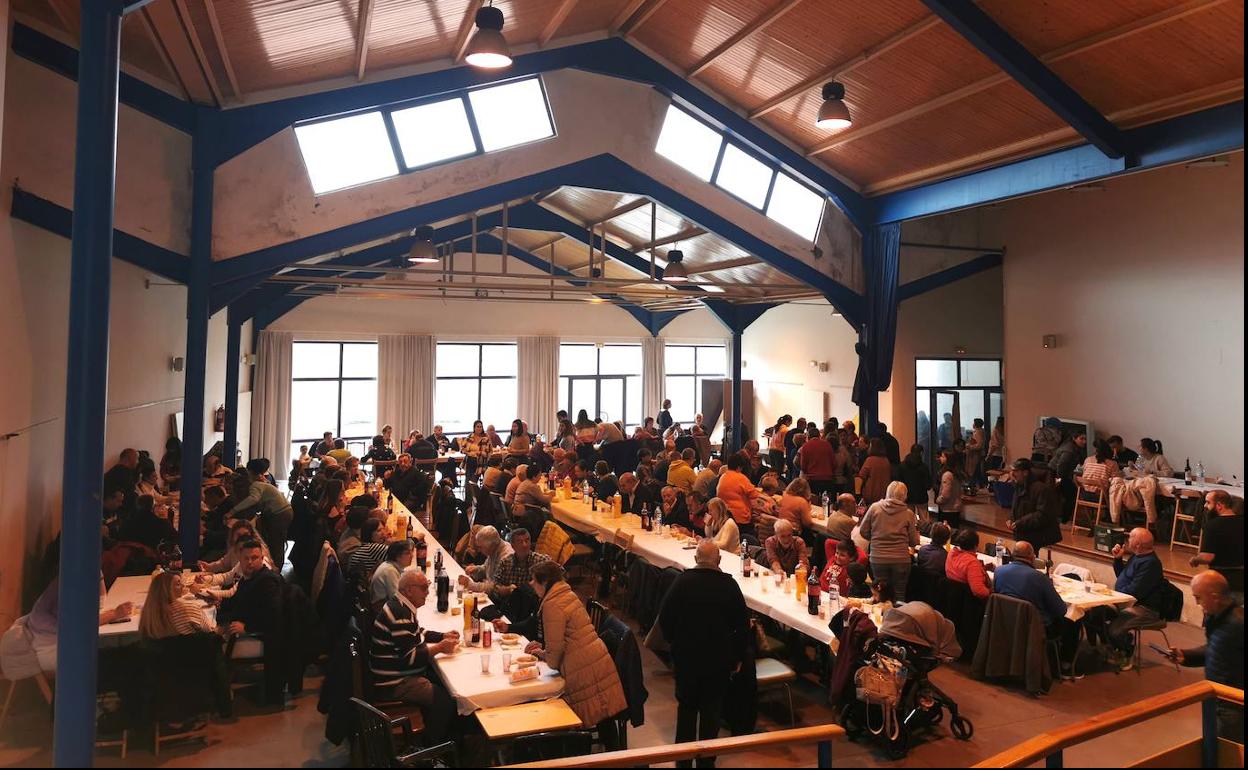 Más de doscientos torreños compartieron una comida de hermandad con los produtos del cerdo 