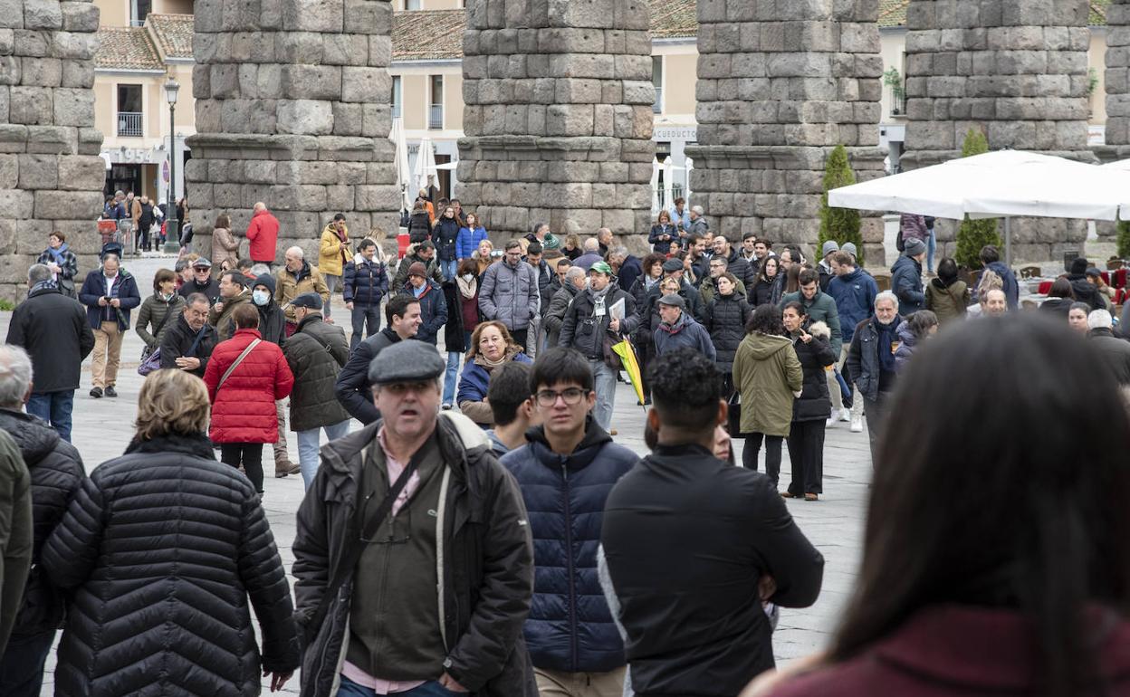 Decenas de turistas, en la plaza del Azoguejo el Día de la Constitución.