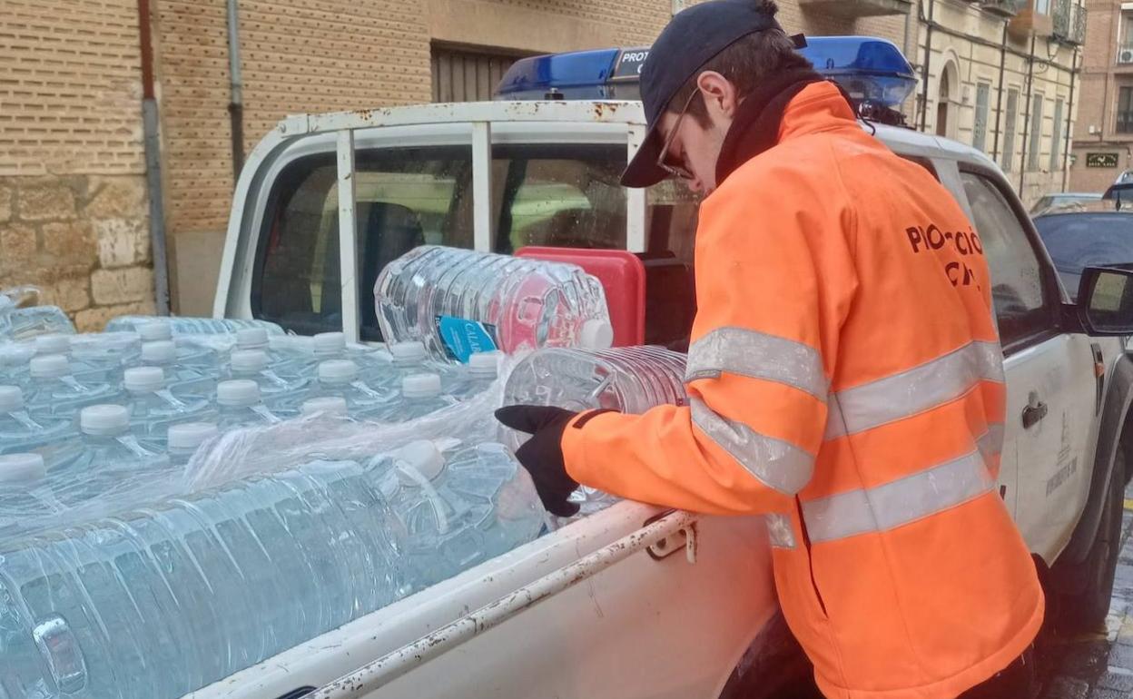 Reparto de agua potable embotellada a personas mayores y discapacitadas a domicilio en Toro.