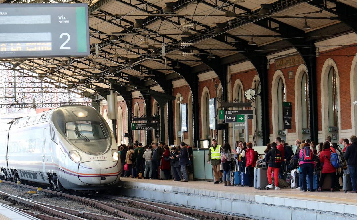 Usuarios del Ave Madrid Valladolid.