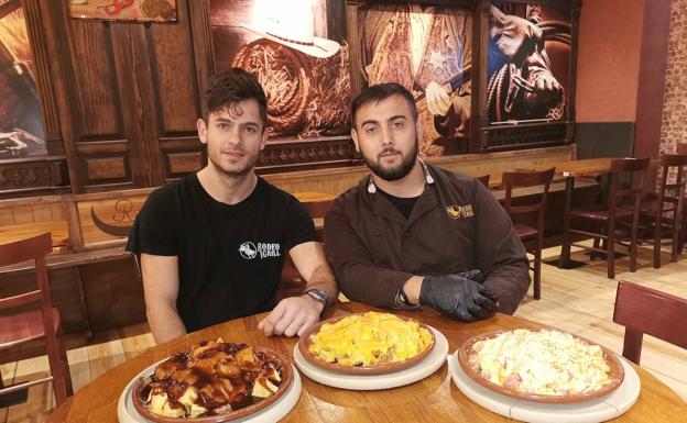 Nico Arión, camarero y Sergio Miranda, cocinero de Rodeo Grill, con sus tres variedades de patatas 