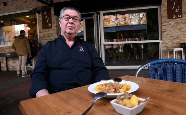 Juan Simón Sancha muestra sus deliciosas patatas con costillas y carne adobada 