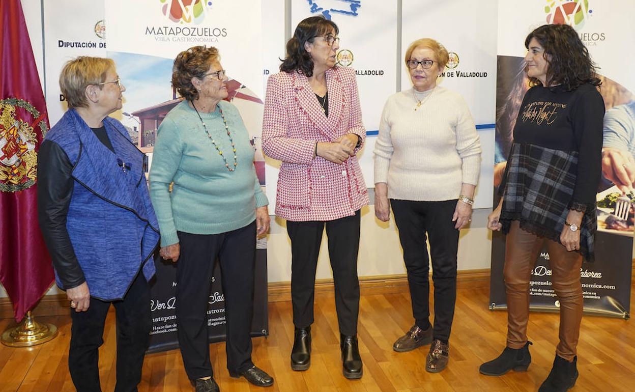 Socias de la Asociación de la Mujer para el Desarrollo Rural Pino Regidor presentan las Jornadas del Mondongo de Matapozuelos en la Diputación. 