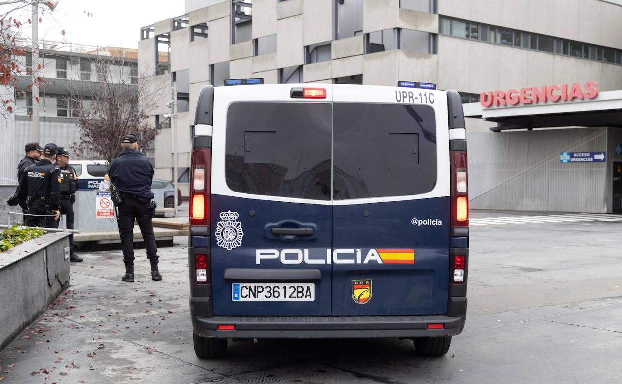 Despliegue policial en Urgencias del Hospital Clínico.