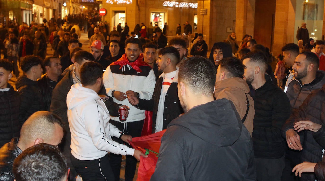 Los marroquíes de Segovia celebran su triunfo en el Mundial. 