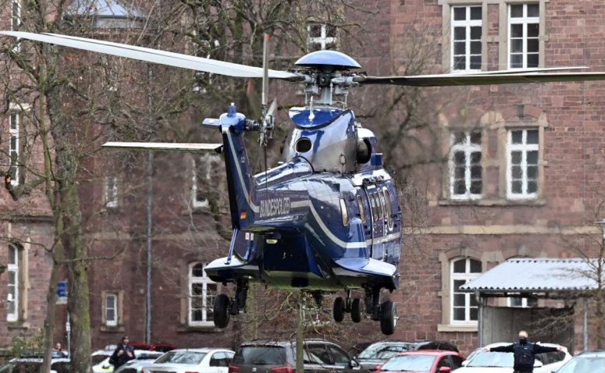 Un helicóptero de la Policía alemana aterriza en Karlsruhe con un detenido tras la gran redada del miércoles. 