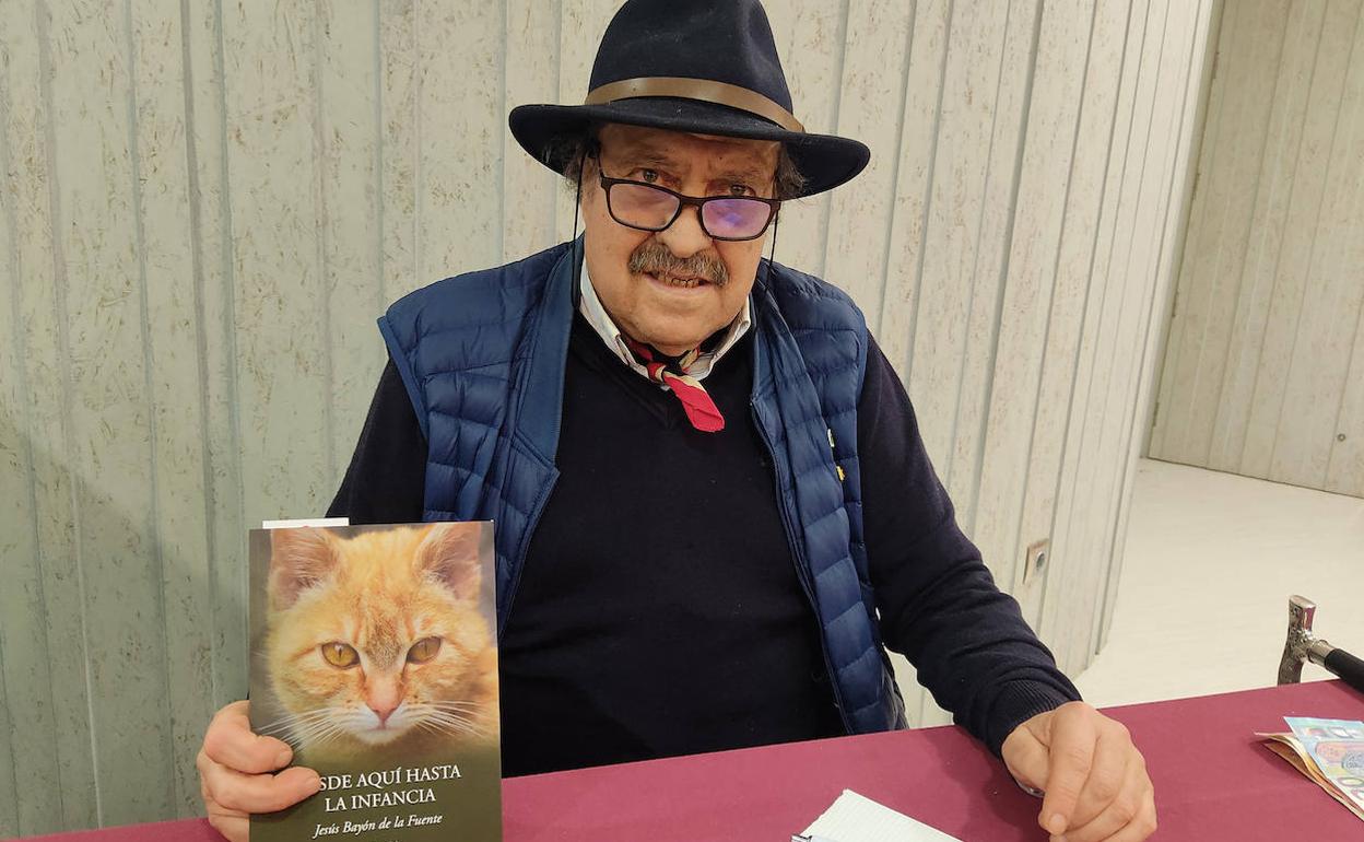 Jesús Bayón, con su nuevo poemario, en la presentación que ha tenido lugar en Cuéllar (Segovia). 