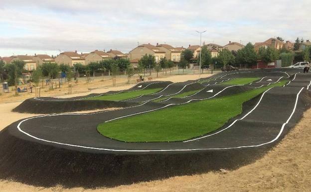 Pista de 'pump track' que se inauguró en Palazuelos de Eresma en 2018. 