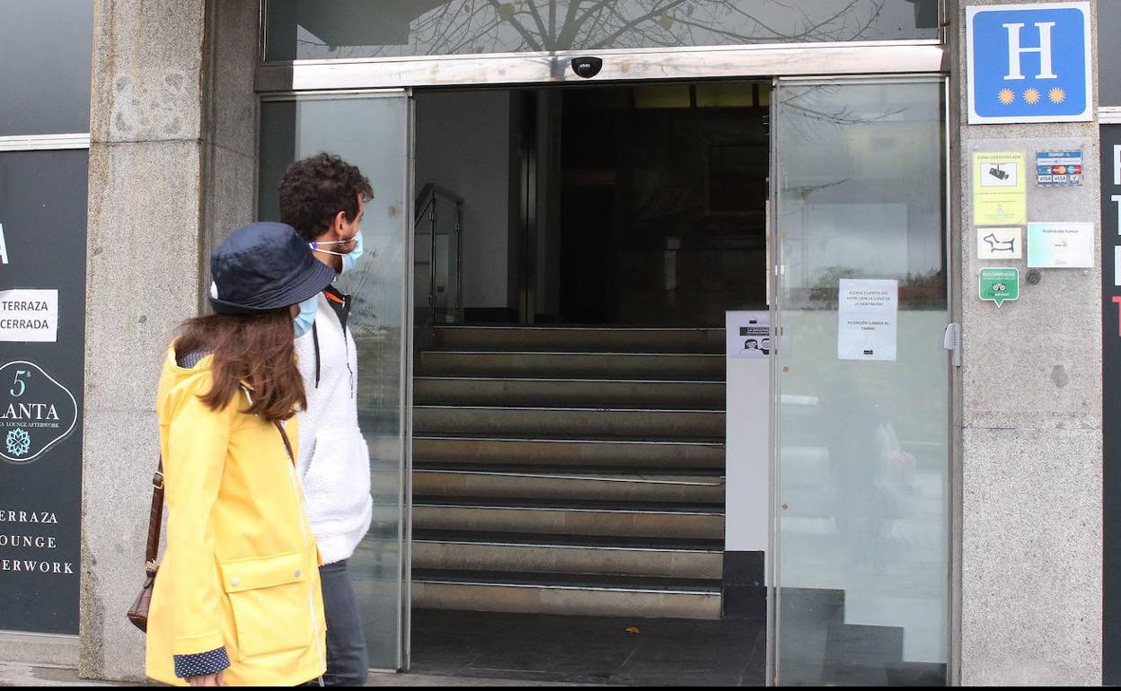 Entrada al hotel donde se produjeron los hechos en la capital segoviana. 