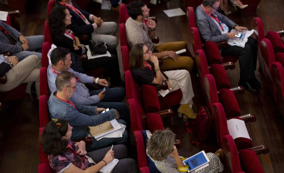 Varios asistentes al Congreso R-evolución que organiza El Norte de Castilla consultan sus teléfonos móviles y tabletas.
