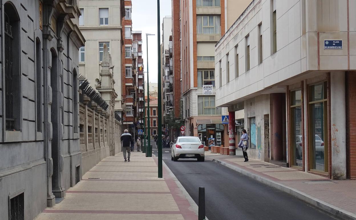 Vehículo y peatones circulando por la calle Paulina Harriet. 