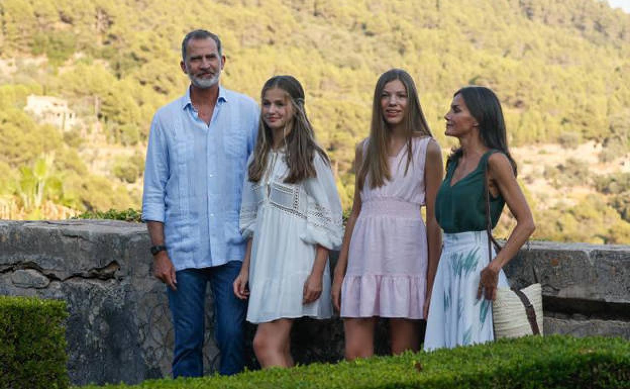 El rey Felipe VI, la reina Letizia, la princesa Leonor (2-i) y la infanta Sofía (2-d) visitan la Cartuja de Valldemossa. 