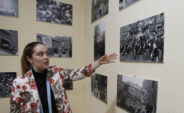 La responsable del grupo de danzas, Conchi Belloso, muestra una fotografía antigua.