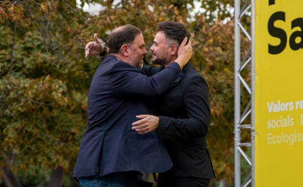 El presidente de Esquerra Republicana de Catalunya (ERC), Oriol Junqueras (i), abraza al portavoz de ERC en el Congreso, Gabriel Rufián.