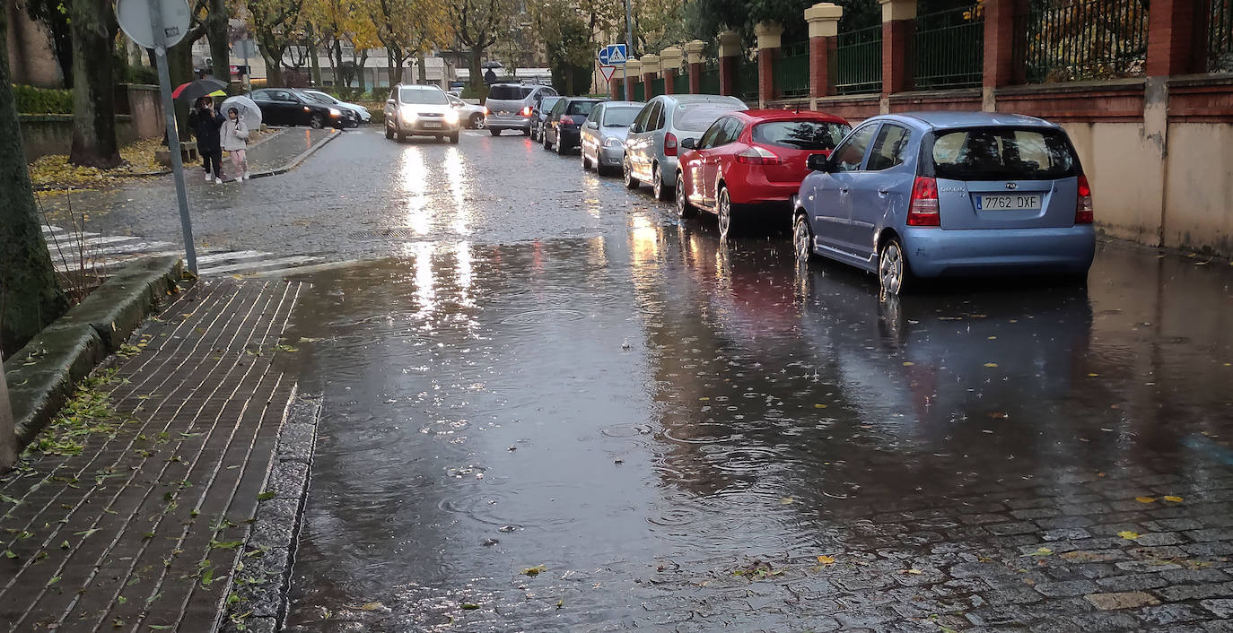 La incesante lluvia causa varios problemas en Segovia. 