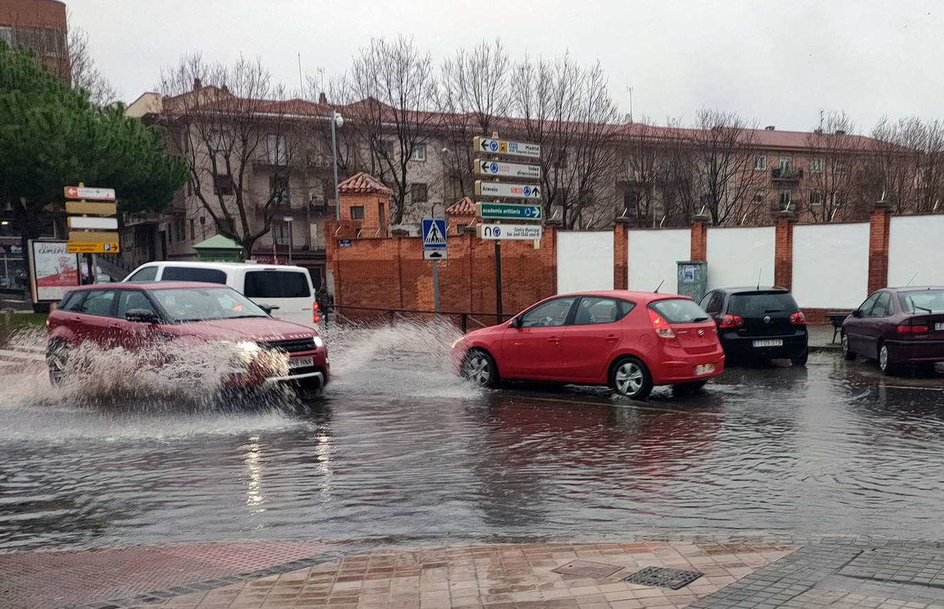 La incesante lluvia causa varios problemas en Segovia. 