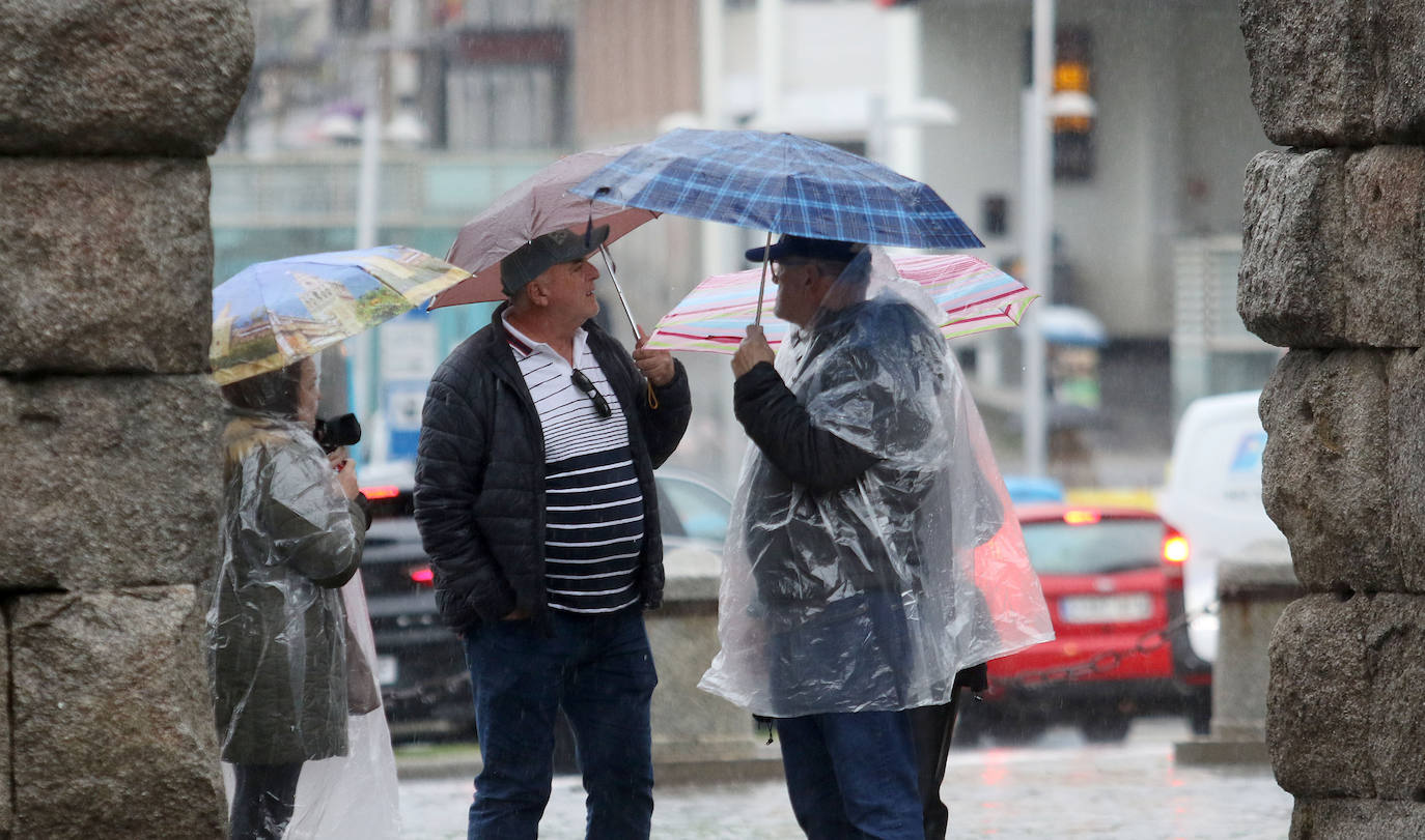 La incesante lluvia causa varios problemas en Segovia. 