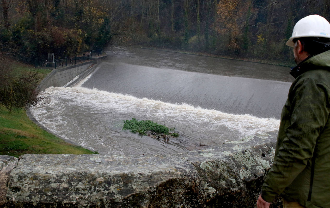 La incesante lluvia causa varios problemas en Segovia. 