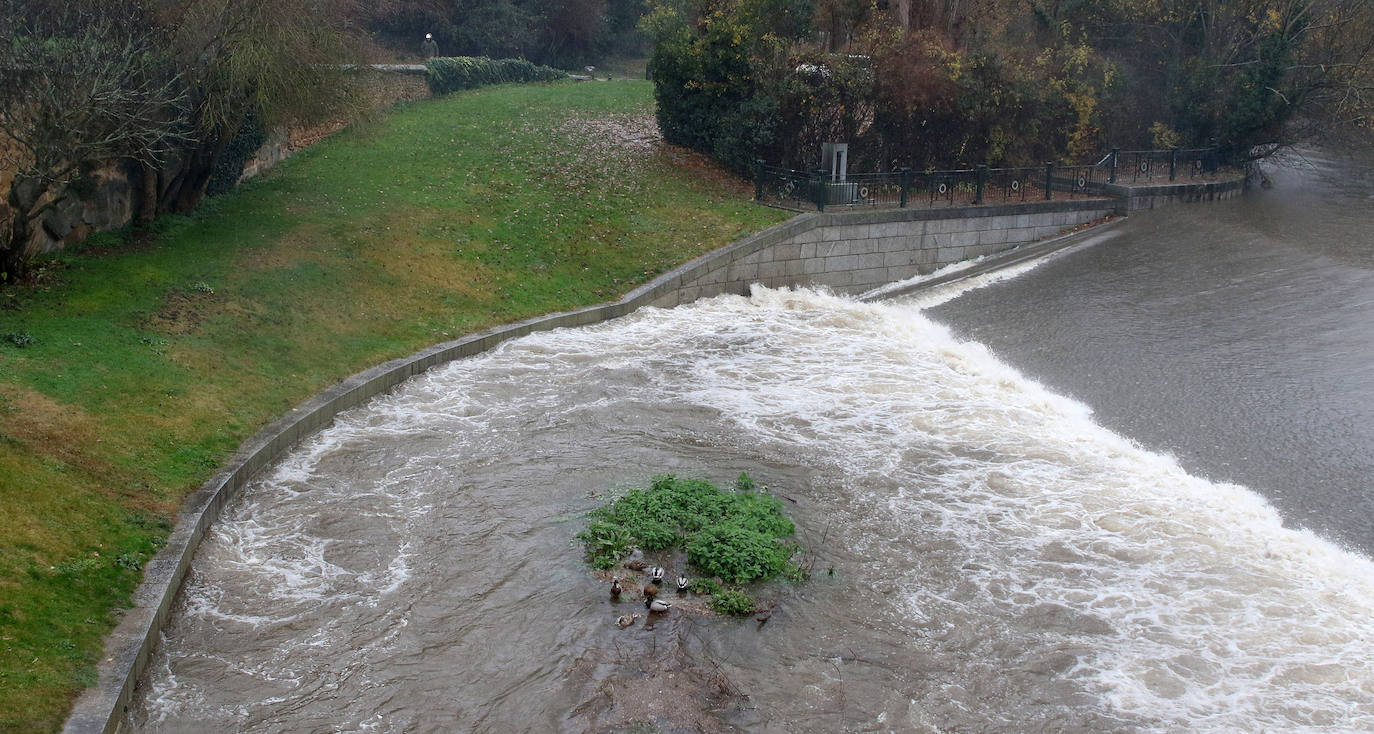 La incesante lluvia causa varios problemas en Segovia. 