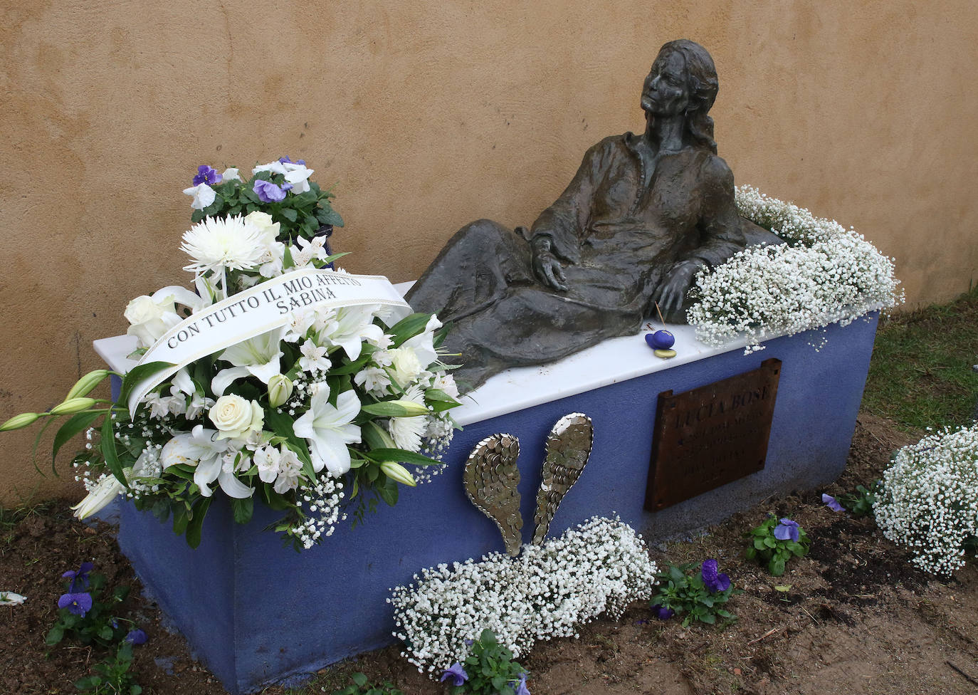 Los restos de Lucía Bosé descansan desde hoy en el cementerio de Brieva. 