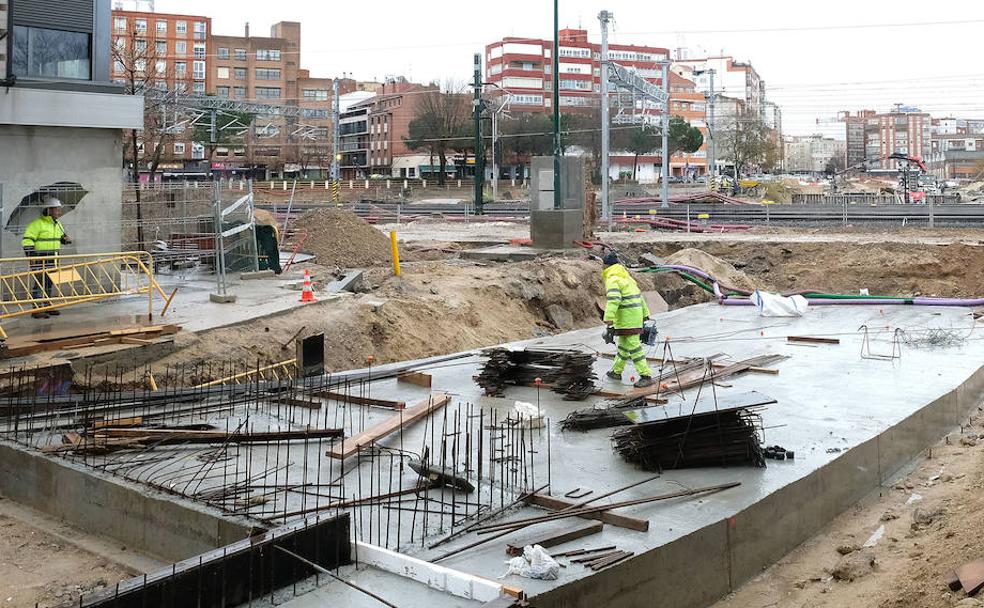 Dos operarios de Marco Infraestructuras trabajan sobre la losa superior del túnel de Panaderos.