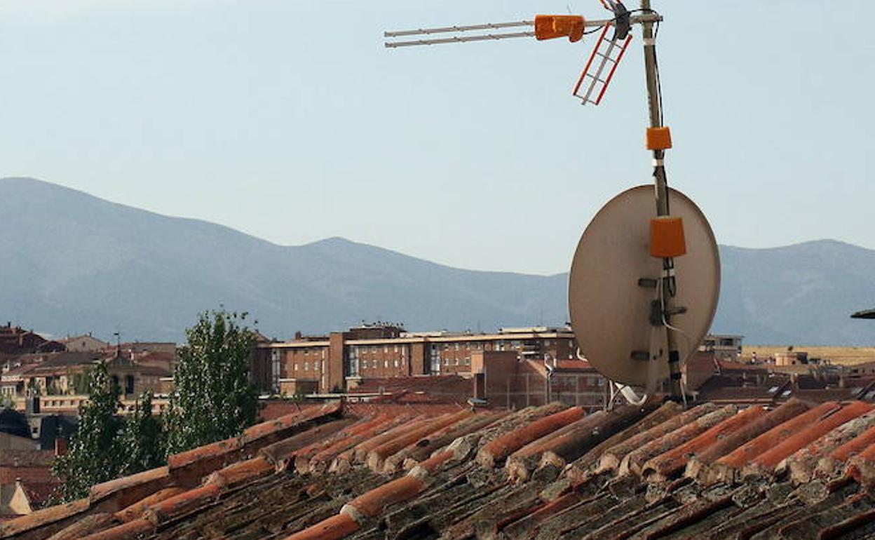 Antenas de televisión en los tejados. 