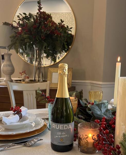 Una mesa navideña con un espumoso de Rueda. 