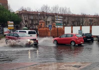 Imagen secundaria 1 - Coches circulando por balsas de agua, este martes, en la carretera de La Granja (arriba), Juan Carlos I (abajo izq.) y calle Morillo