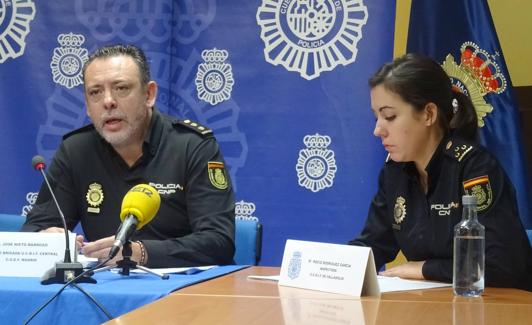 Los inspectores José Nieto y Rocío Rodríguez. 