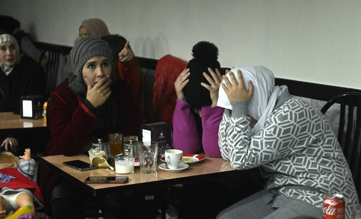 Fotos: Tensión y nervios entre la comunidad marroquí por la derrota de Marruecos en el Mundial de Qatar