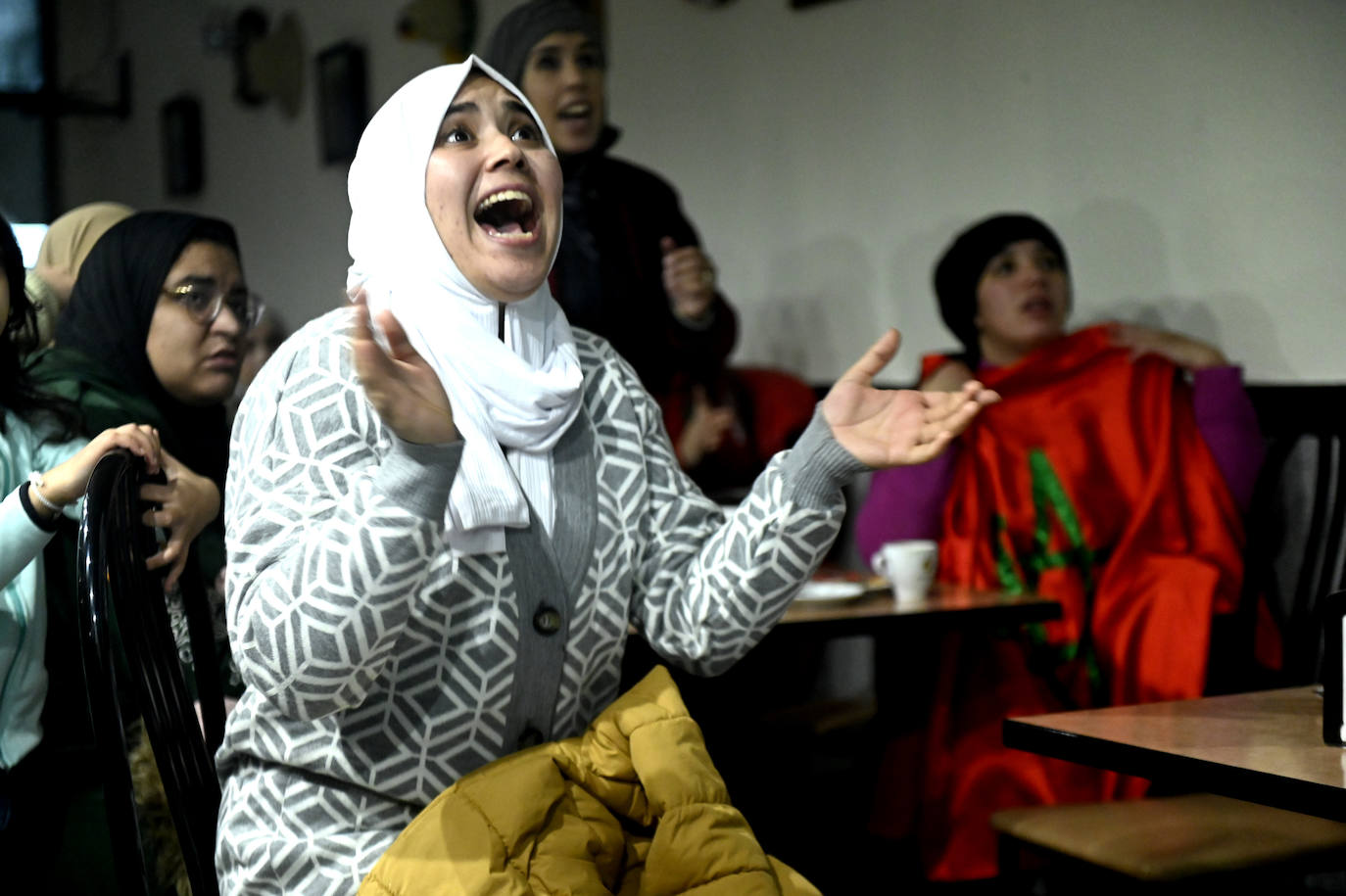 Fotos: Tensión y nervios entre la comunidad marroquí por la derrota de Marruecos en el Mundial de Qatar