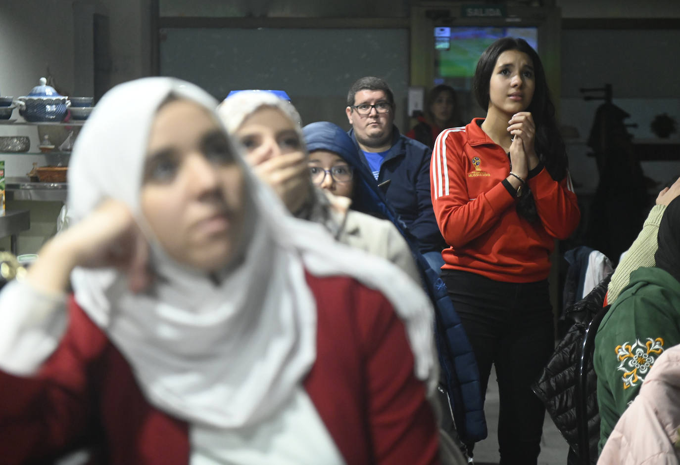 Fotos: Tensión y nervios entre la comunidad marroquí por la derrota de Marruecos en el Mundial de Qatar