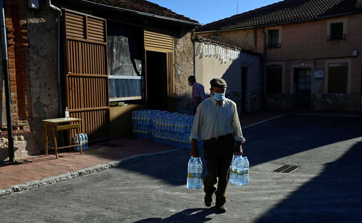 Un vecino de Lastras de Cuéllar (Segovia) con garrafas en junio del año pasado ante la presencia de nitratos en el agua.