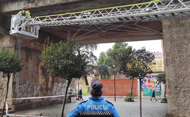 Acordonado parte del viaducto de Arco de Ladrillo por la caída de cascotes