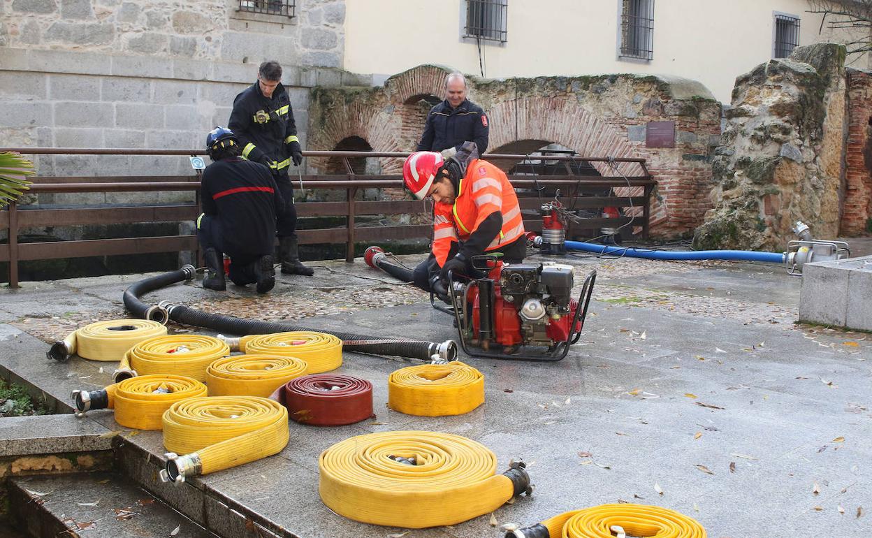 Bomberos trabajan en la Casa de la Moneda de Segovia.